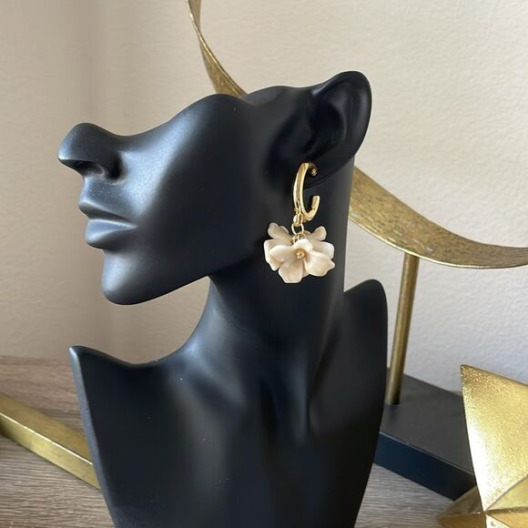 Elegant Gold Floral Earrings N1054 - Picture 4 of 4